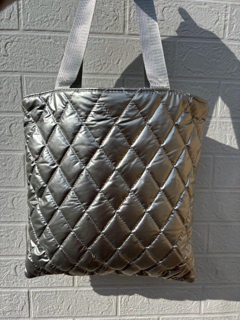 Metallic puffer tote bag with zip