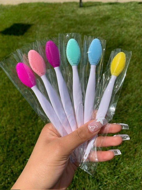 Lip brush
