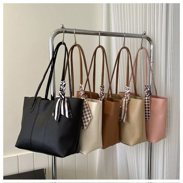 Bag 011- Large leather tote bag with zip