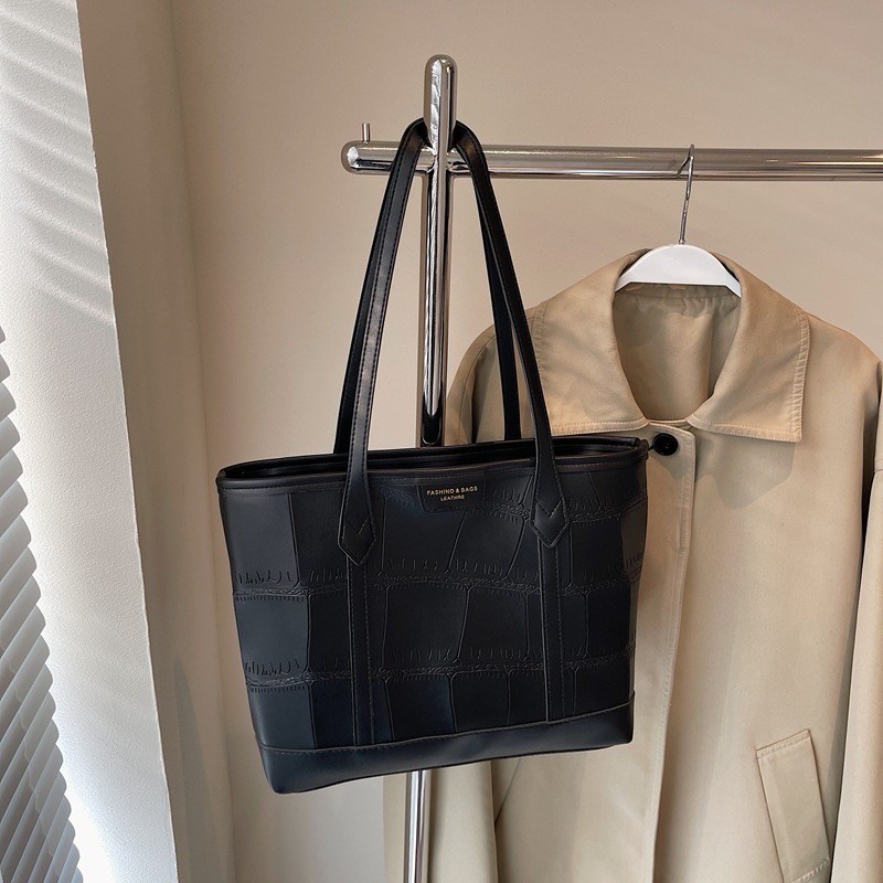 Leather tote bag with zip