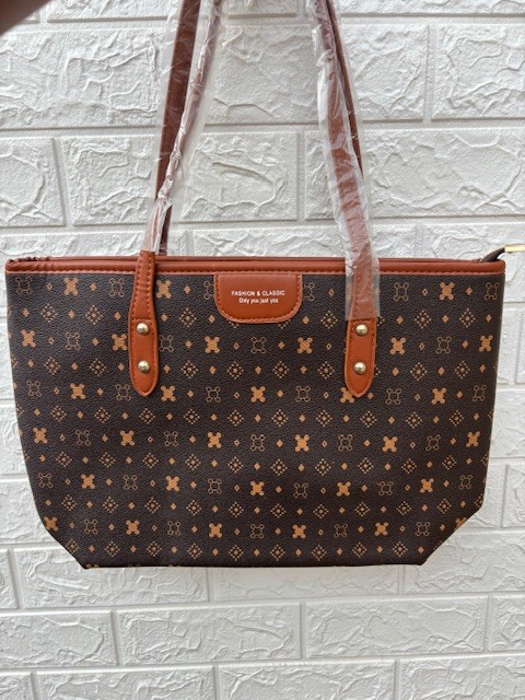 Leather tote bag with zip